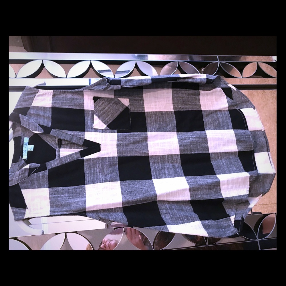 Short sleeve black & white plaid